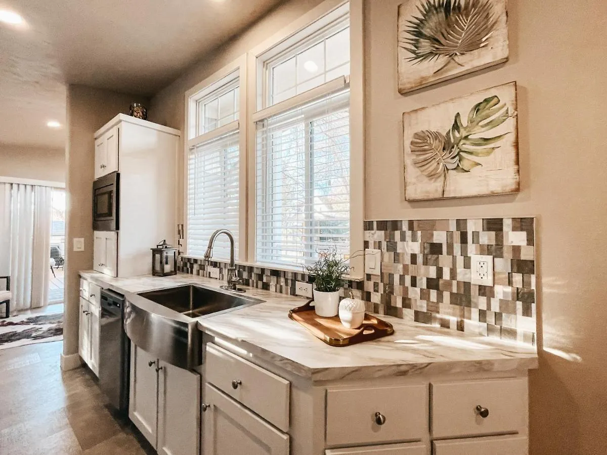 Beautiful Private Cottage Sunstone Reno